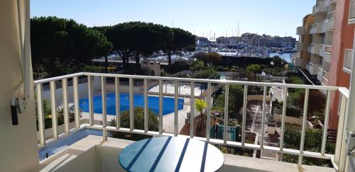 Superbe appartement piscine centre port - belle vue - parking