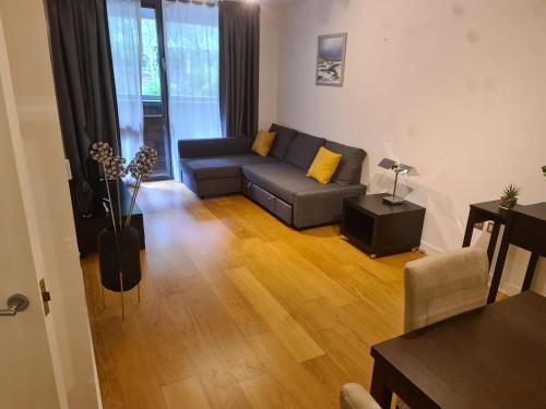 2 Bed Near O2 with Parking