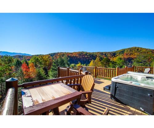 Bear Creek Lodge with Hot Tub, Game Room and View in Sevierville, USA