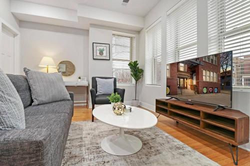 Refined 1BR Apt Close to Shops and Dining