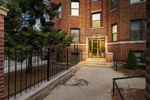 Delightful 1BR Apartment in Ravenswood - Ashland BW