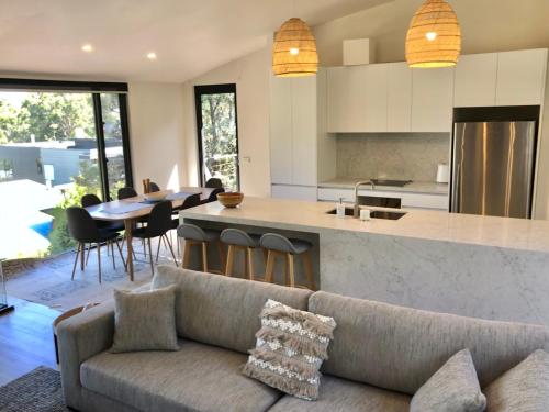 Architect designed 4 bedroom with ocean views from every room, Lorne