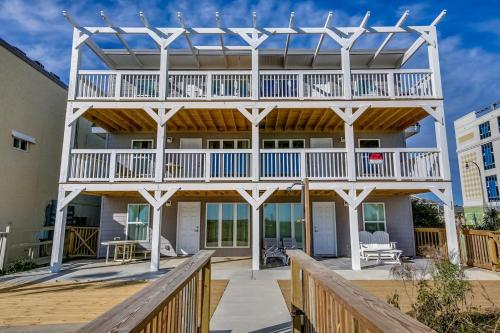 Mid Strand E - 3rd floor oceanfront condo with an oversized balcony and WiFi