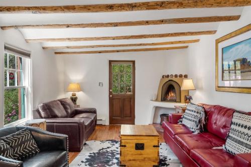 4 Bedroom - 5 Min. Walk to Canyon Road - Mariposa