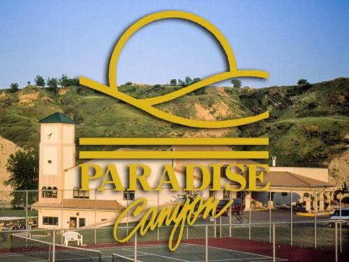 B&B Lethbridge - Paradise Canyon Golf Resort, Signature Walkout Condo 380 - Bed and Breakfast Lethbridge