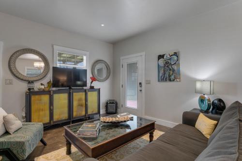 Luxury Studio with Hot Tub and Grill - main image