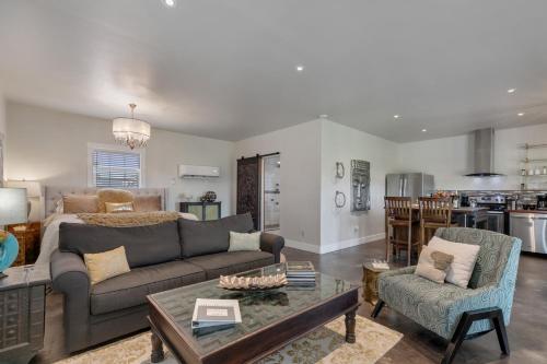 Luxury Studio with Hot Tub and Grill - image 2