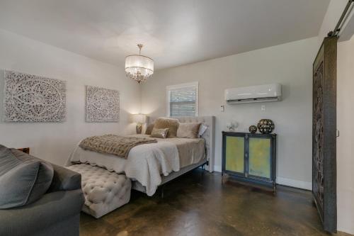 Luxury Studio with Hot Tub and Grill - image 4