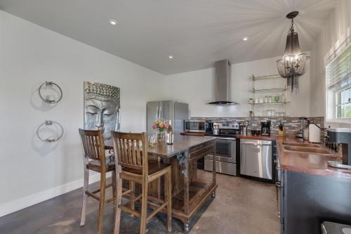 Luxury Studio with Hot Tub and Grill - image 6