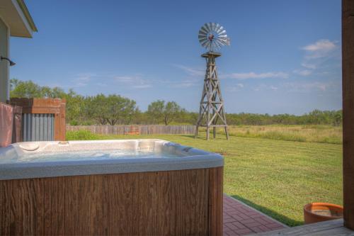 Luxury Studio with Hot Tub and Grill - image 7