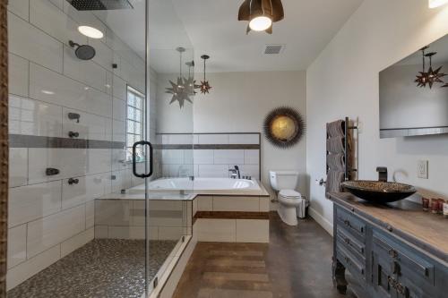 Luxury Studio with Hot Tub and Grill - image 8