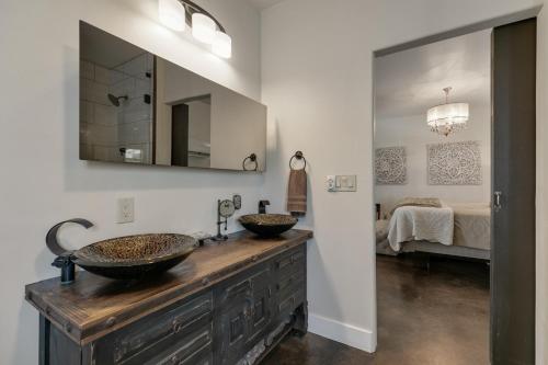 Luxury Studio with Hot Tub and Grill - image 10