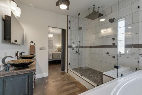 Luxury Studio with Hot Tub and Grill - image 13