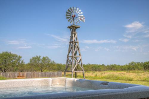 Luxury Studio with Hot Tub and Grill - image 14
