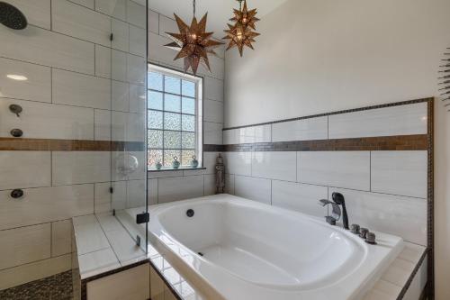 Luxury Studio with Hot Tub and Grill - image 14