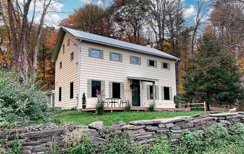 Catskill home with King bed, indoor hot tub and BBQ near Woodstock and skiing in Saugerties, USA