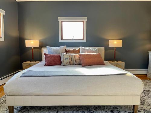 Catskill home with King bed, indoor hot tub and BBQ near Woodstock and skiing in Saugerties, USA