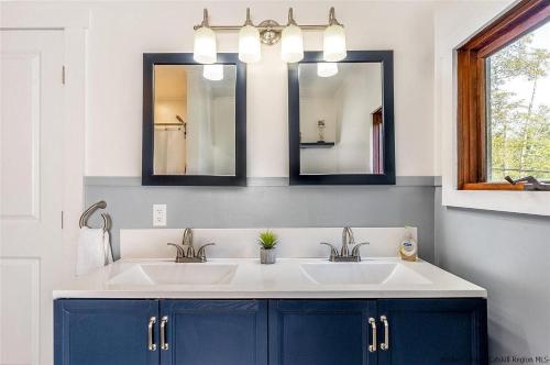 Catskill home with King bed, indoor hot tub and BBQ near Woodstock and skiing in Saugerties, USA