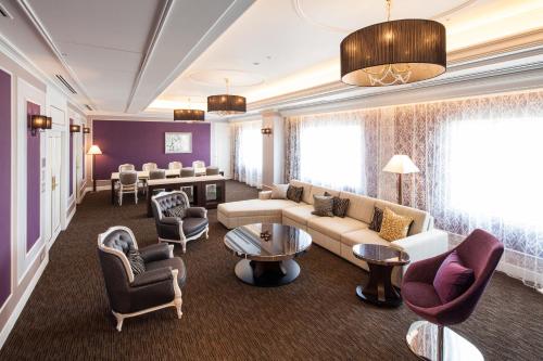 Royal Suite - Non-Smoking image 9