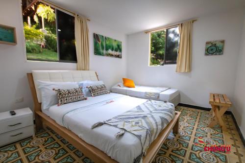 1 queen bed, 1 twin bed