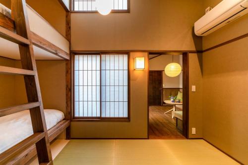 Deluxe Family Suite image 7