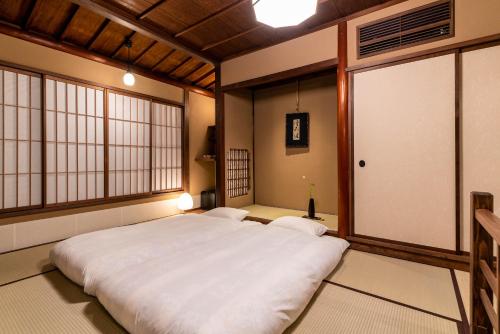 Deluxe Quadruple Room image 7