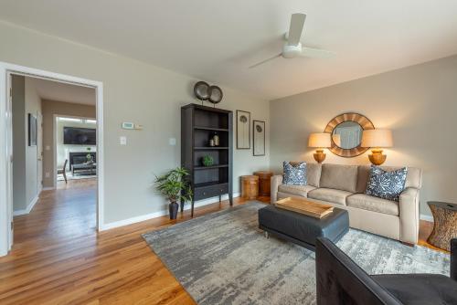 NEWLY Renovated near Asheville! HOT TUB and seasonal POOL! in Fletcher, USA