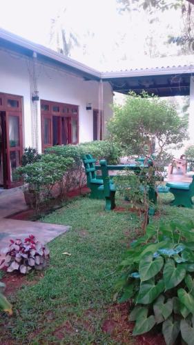 Kert, Villa DeLorenta in Anuradhapura