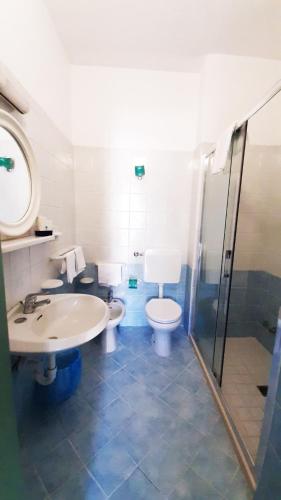 Standard Quadruple Room image 10