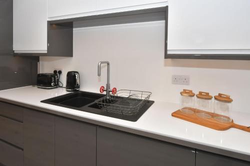 Konyha, Antrobus Deluxe Apartments by YourStays - 1 Bedroom Luxury Apartments in Congleton in Congleton