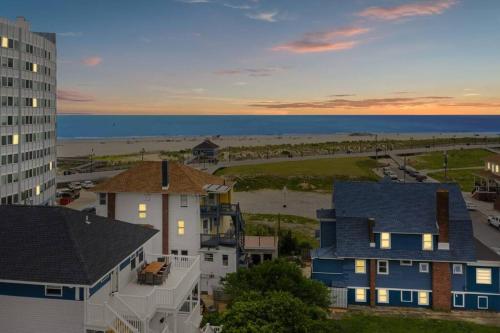 Renovated Beach Block 7BR North Beach Atlantic City - Steps to Beach & Casino in Atlantic City, USA