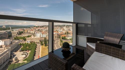 Panorama - Sunset and castle view, 22nd floor, garage, AC, Bratislava