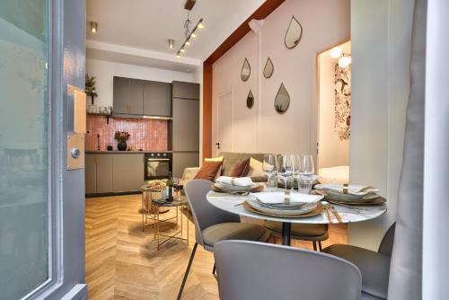 NEW Eiffel Tour ! Splendid Apartments in the Heart of Paris 4