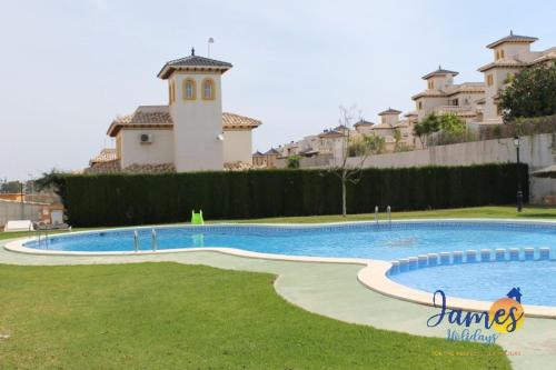  Playa Golf Quad House R6, Castillo de la Atalaya with Comm Pool P240 in Orihuela
