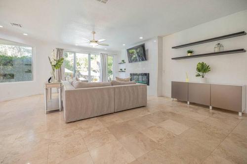 Villa Greens- 5,700sf Luxury Las Vegas Pool