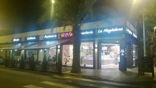 2 dormitorios piso, 2 banos, wifi , parking