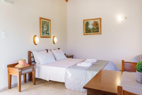 Sunrise Suites & Apartments Room Type - Cozy Double with Side Sea View