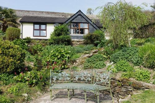 Greenswood Cottage - Cosy cottage, rural location, beautiful landscaped gardens with pond and lake