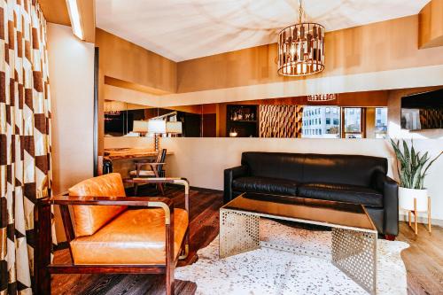 Deluxe One-Bedroom Suite image 3