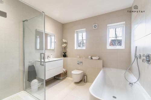 LUXURY HOME - CENTRAL WINDSOR, GATED PARKING - By Tempstay, Виндзор (фото 5)