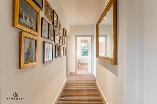 LUXURY HOME - CENTRAL WINDSOR, GATED PARKING - By Tempstay, Виндзор (фото 10)