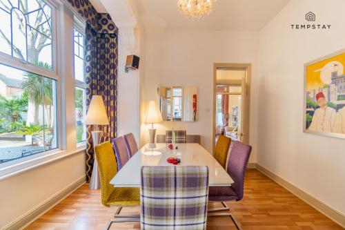 LUXURY HOME - CENTRAL WINDSOR, GATED PARKING - By Tempstay, Виндзор (фото 3)