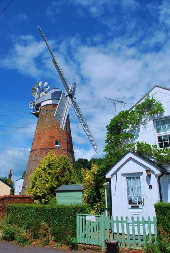 Modern Luxury 1 bed apartment with parking near Stansted Airport