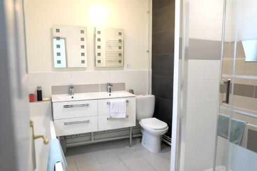 浴室, Maison accueillante à Arques-la-Bataille avec cheminée (Maison accueillante a Arques-la-Bataille avec cheminee) in 阿爾克拉巴泰勒