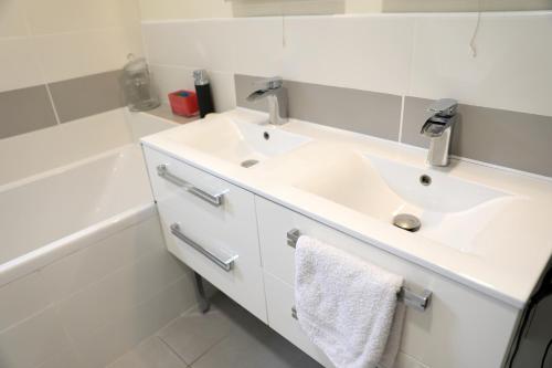 浴室, Maison accueillante à Arques-la-Bataille avec cheminée (Maison accueillante a Arques-la-Bataille avec cheminee) in 阿爾克拉巴泰勒