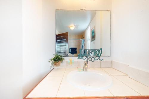 Suite F201 @ Mara Laguna