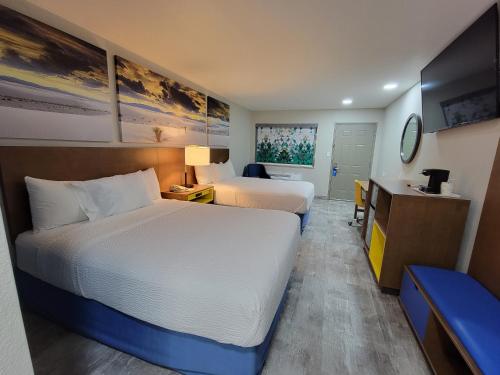 Days Inn by Wyndham Ruidoso Downs - image 10