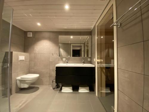 浴室, Modern lakehouse with sauna, near golf and alpine in 弗羅達爾