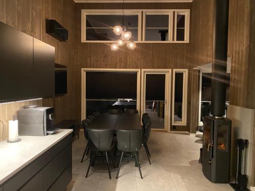 共用Lounge/電視區, Modern lakehouse with sauna, near golf and alpine in 弗羅達爾