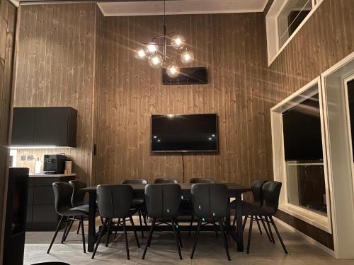 共用Lounge/電視區, Modern lakehouse with sauna, near golf and alpine in 弗羅達爾